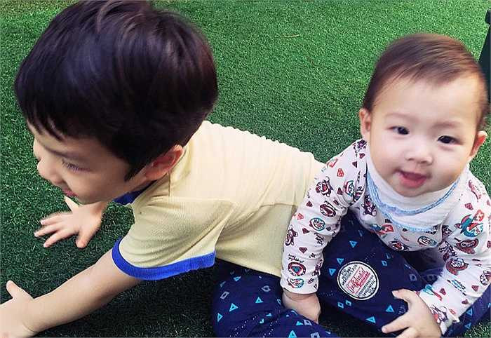 Đan Lê hạnh phúc chia sẻ trên trang cá nhân 'mẹ sắp nhàn rồi', khi cậu nhóc đầu tiên của Đan Lê - Khải Anh chăm sóc cậu nhóc thứ hai rất khéo léo.