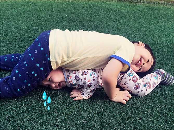 Đan Lê viết: Anh đi học về, chỉ cần nghe thấy tiếng là em cong đít bò ra đón. Em chẳng thích ngồi cũi, nhưng hễ có anh chơi cùng thì nhốt cũi cũng là niềm vui. Anh Minh dỗ em rất siêu, anh chỉ cần lắc lư, lắc lư là em cười sằng sặc, anh còn biết gọi em để mẹ đút bột cho em ăn nữa.