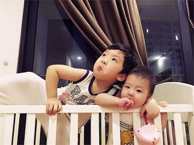 Nhưng thành công nhất của mẹ là giao cho anh nhiệm vụ ngồi cũi trông em để cả nhà rảnh tay cơm nước. Một hai lần đầu anh chẳng thích, luôn mặc cả khi làm nghĩa vụ, mẹ phải nghĩ đủ cách 'trùm mền', chơi trò chơi, treo phần thưởng để dụ anh. 