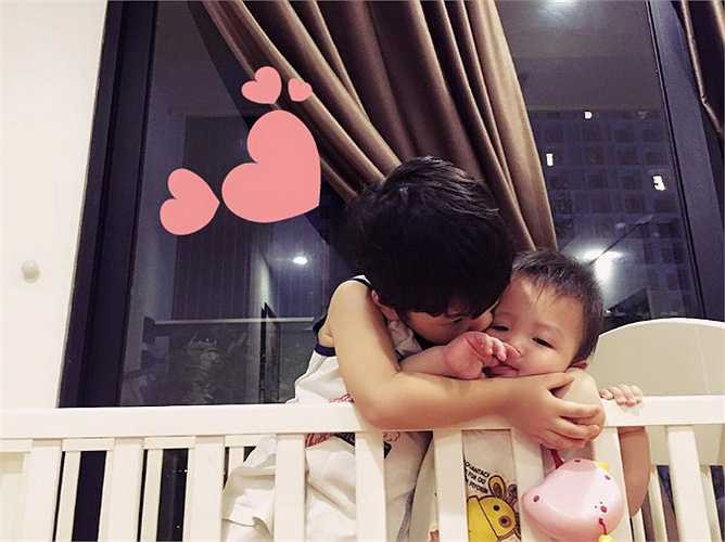 Thi thoảng mẹ có cảm giác mình hơi khắc nghiệt khi thấy anh ngoan ngoãn nên được thể đòi hỏi anh nhiều quá. Anh đừng trách mẹ nhé! Vì trên hết mẹ luôn mong hai anh em biết yêu thương và cùng nhau chia sẻ.