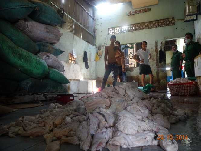 Hãi hùng cảnh tượng chế biến thực phẩm bẩn trên nền nhà