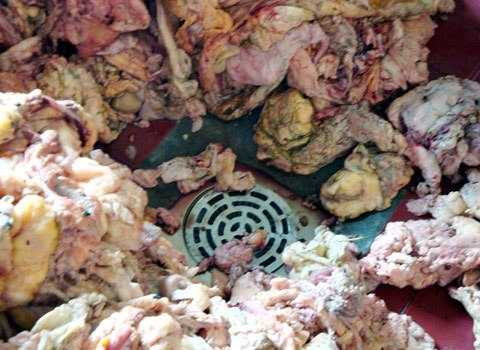 Hãi hùng cảnh tượng chế biến thực phẩm bẩn trên nền nhà