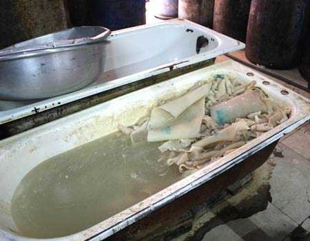 Hãi hùng cảnh tượng chế biến thực phẩm bẩn trên nền nhà