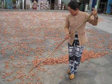 Hãi hùng cảnh tượng chế biến thực phẩm bẩn trên nền nhà