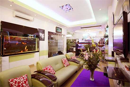 Ngôi nhà của ca sĩ Nguyễn Hưng tọa lạc tại con hẻm lớn đường Hoàng Văn Thụ nổi bật bởi 4 tầng lầu trồng đầy cây xanh