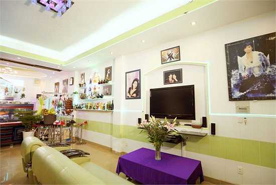 Đến thăm ngôi nhà của Nguyễn Hưng, điều ấn tượng đặc biệt là sự tự hào về tình cảm gia đình yêu thương gắn bó được thể hiện qua những hình ảnh gia đình treo khắp nhà từ các phòng hay lối lên lầu