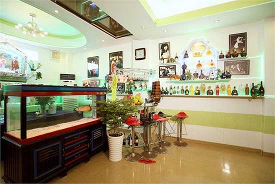 Chăm sóc hoa cảnh, ngắm đàn cá, san hô lung linh trong hồ, chơi đùa cùng cún và nghe chim hót là niềm vui nhẹ nhàng của vợ chồng ca sĩ Nguyễn Hưng những khi rảnh rỗi