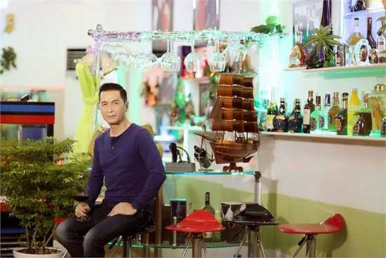 Những ngày này, Nguyễn Hưng đang cật lực tập luyện với ban nhạc và những màn vũ đạo để mang đến những tiết mục thật đặc biệt cống hiến cho khán giả trong live concert 'Thời gian'