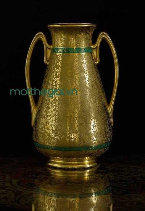 Chiếc bình với nhiều họa tiết cầu kỳ từng thuộc sở hữu của công tước xứ Magenta Pháp