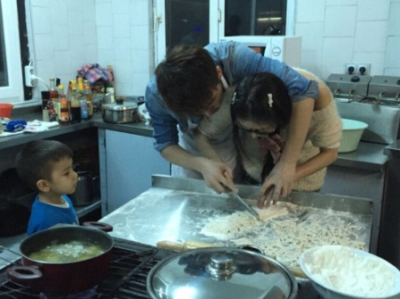 Thiên Vũ bạo dạn thể hiện tình cảm trong một cảnh quay với 'đàn chị'.