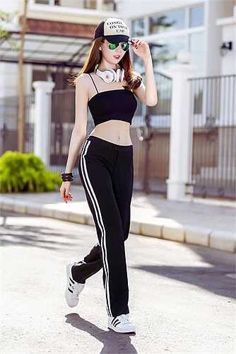 Rất thể thao nhưng Ngọc Trinh vẫn đầy quyến rũ khi khoe vòng eo 56cm.