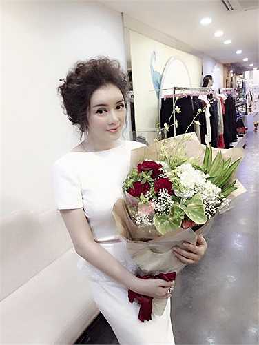Cựu đại sứ du lịch rạng rỡ, xinh đẹp.