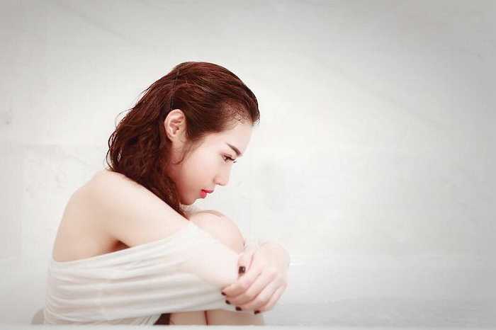 Bà mẹ một con diện đồ mỏng manh, biểu cảm nhiều cảm xúc trong từng shoot ảnh.