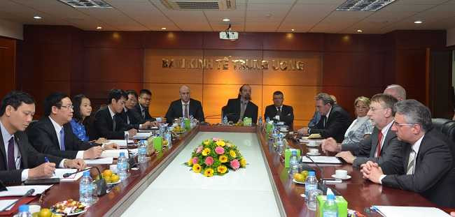 Trưởng Ban Kinh tế Trung ương làm việc với Chủ tịch Ủy ban Thương mại Quốc tế, Nghị viện Châu Âu