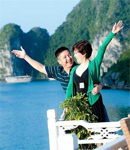 Mới đây, Chí Trung tạm gác lại mọi công việc để đưa bà xã Ngọc Huyền đi nghỉ dưỡng tại Hạ Long. Cặp vợ chồng nghệ sĩ có khoảng thời gian vui vẻ, thoải mái tại một trong những điểm du lịch đẹp của đất nước.