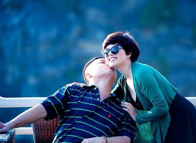 Trong suốt chuyến đi, Chí Trung luôn dành cho bà xã những cử chỉ quan tâm, chăm sóc. Mọi người trong đoàn dí dỏm trêu, cặp đôi tình cảm như đang hưởng tuần trăng mật. Thậm chí anh không ngại trao cho nghệ sĩ Ngọc Huyền nụ hôn 