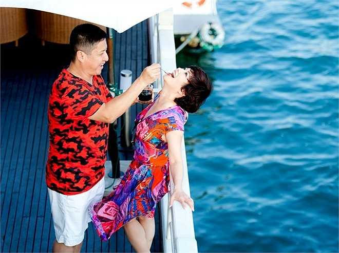 Chí Trung chia sẻ, NSƯT Ngọc Huyền đã chịu đựng tính gàn dở của anh suốt những năm qua. Chị cũng là người cảm hóa, giúp anh hoàn thiện hơn trong cuộc sống cũng như công việc.