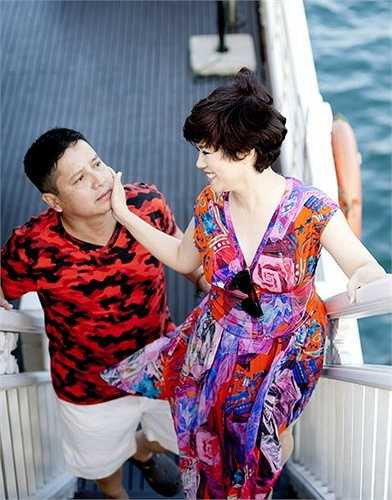 Từ ngày lấy nhau, NSƯT Chí Trung chưa từng tặng bà xã một bó hoa trong dịp kỷ niệm cưới vì năm nào cũng bận rộn với lịch diễn. Tới bây giờ, nghệ sĩ Ngọc Huyền cũng chưa được đeo nhẫn cưới.