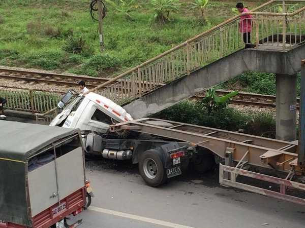 Xe đầu kéo lao vào thành cầu, bẹp dúm phần đầu