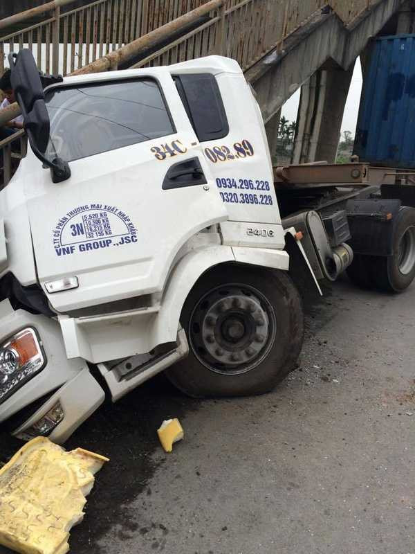 Xe đầu kéo lao vào thành cầu, bẹp dúm phần đầu