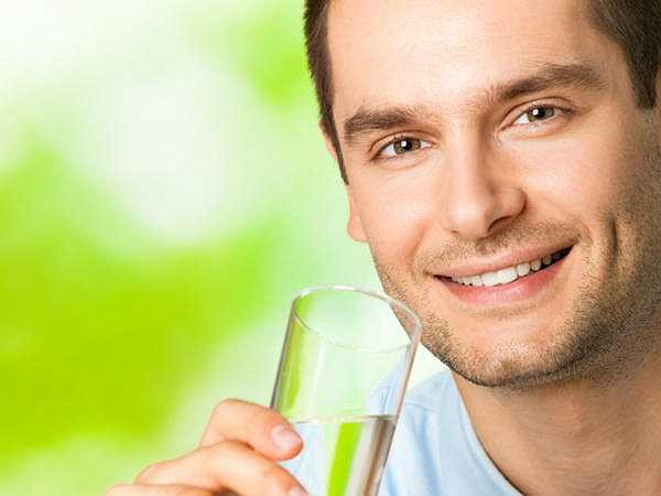 Uống nhiều nước là một điều tối kỵ sau ăn trưa. Điều này sẽ làm gián đoạn quá trình tiêu hóa và dẫn đến căn bệnh dạ dày hoặc cảm giác khó tiêu, đầy bụng.