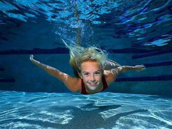 Các chuyên gia khuyến khích bạn bơi lội trước khi ăn, tuy nhiên, bơi sau ăn lại mang đến những ảnh hưởng không nhỏ cho hệ tiêu hóa. Bạn có thể cảm thấy nôn nao, khó chịu đồng thời hệ thống tiêu hóa làm việc sẽ kém hiệu quả.