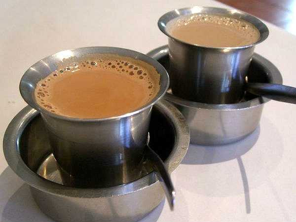 Bạn có biết rằng trong lá trà có chứa một lượng axit gây cản trở việc hấp thu protein trong thực phẩm. Khi một lượng nước trà đi vào dạ dày sẽ gây loãng dịch vị tiết ra trong dạ dày, từ đó gây cản trở hoạt động tiêu hóa.