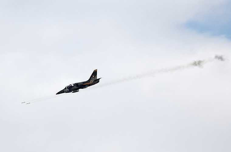 Máy bay huấn luyện L-39 phóng rocket.