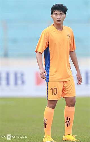 Trong trận giao hữu giữa Hội đồng HLV của CLB SHB Đà Nẵng và Đội phóng viên thể thao Việt Nam, xuất hiện một cầu thủ trẻ mang áo số 10, thi đấu ở vị trí trung phong cho đội chủ nhà.