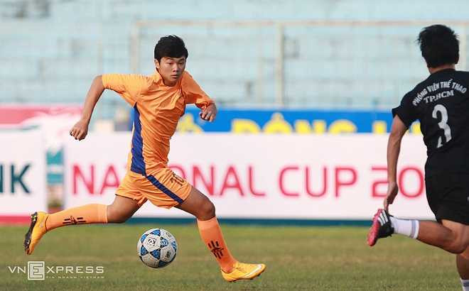 Đó là Lê Hồng Phúc, năm nay 16 tuổi và chỉ chơi bóng đá để rèn luyện sức khỏe. HLV Lê Huỳnh Đức cho biết: 'Tôi muốn con mình học văn hóa cho đến nơi đến chốn rồi sau đó muốn chọn hướng đi nào thì tùy khả năng và sở thích'.