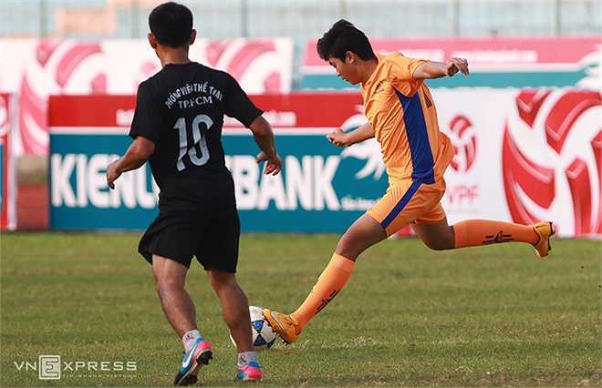 Hồng Phúc rất đam mê bóng đá, sở hữu chiều cao, thân hình lý tưởng của một cầu thủ chuyên nghiệp. Những bước chạy, các pha xử lý, dứt điểm của anh có nhiều nét giống ông bố nổi tiếng thời còn thi đấu.