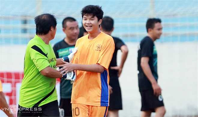 Trong trận giao hữu này, Hồng Phúc thi đấu xông xáo trên hàng công và ghi một bàn trong chiến thắng 4-3 của đội chủ nhà. Các chú bác trong đội chạy lên chúc mừng 'tiểu Huỳnh Đức'.