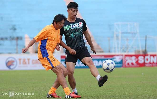 Thấy con chơi bóng, Huỳnh Đức ở trong khu kỹ thuật cũng 'ngứa chân, ngứa tay' và quyết định xỏ giày vào thi đấu.