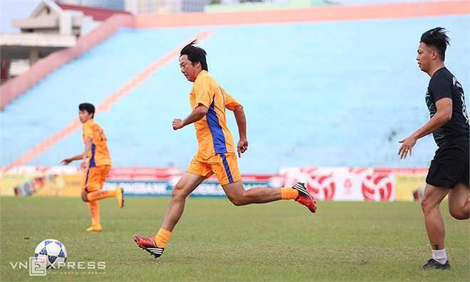 Hai cha con cùng thi đấu trên hàng công, phối hợp khá nhịp nhàng khiến đối phương nhiều phen bở hơi tai. 'Con nên chuyền bóng nhiều hơn, đừng xử lý rườm rà', HLV Huỳnh Đức nhiều lần quay sang nhắc nhở cậu con trai.