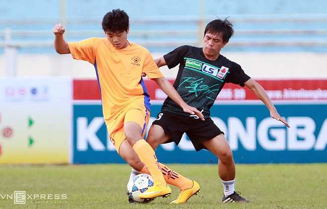 Gia đình HLV Lê Huỳnh Đức chuyển về Đà Nẵng lập nghiệp và sinh sống từ khi Hồng Phúc mới 4 tuổi. Dưới cậu còn có một em trai và một em gái.