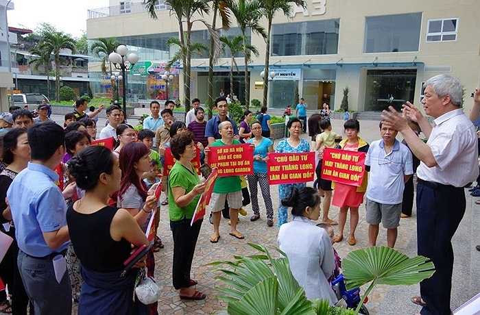 Sau khi phát hiện ra sự việc này, nhiều cư dân đã giăng biểu ngữ biểu tình phản đối chủ đầu tư dự án, yêu cầu phải thau rửa bể và mang mẫu nước đi kiểm định.