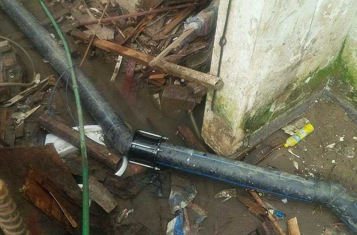 Mãi đến khi cư dân náo loạn phản đối thì mới quyết định 04 xe téc vào cung cấp nước tạm thời cho nhu cầu sinh hoạt của cư dân. 