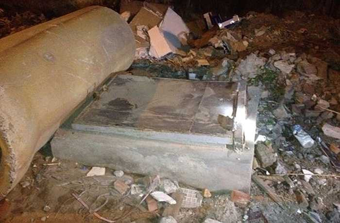 Tuy nhiên, khi việc bơm nước vào bể nước bắt đầu, người dân mới ngã ngửa vì bể chứa nước bây lâu nay cung cấp nước sinh hoạt cho người dân lại nằm ngay dưới bãi rác thải hôi thối.