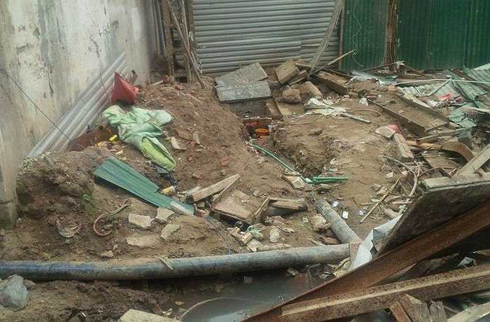 Theo thiết kế tòa nhà, vị trí đáng lẽ được đặt bể nước ngầm thì hiện đang bị chủ đầu tư chiếm dụng để xây dựng tòa nhà 3 tầng dành cho ban quản lý và tòa nhà 2 tầng xây sai phép.