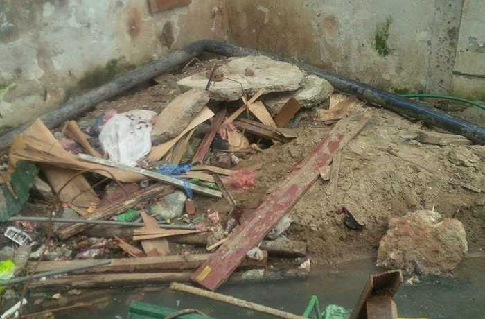 2 bể ngầm hiện tại đều được đặt ngay dưới điểm tập kết rác thải sinh hoạt và rác thải xây dựng, phần nắp bể chỉ cao 20 cm, được che đậy bằng nắp tôn sơ sài. Thông thường, rác thải được tập kết tại khu vực này sẽ che lấp đi phần nắp bể, vì vậy, gần như không cư dân nào có thể biết được đây lại chính là khu bể ngầm cung cấp nước sinh hoạt cho cả tòa nhà.