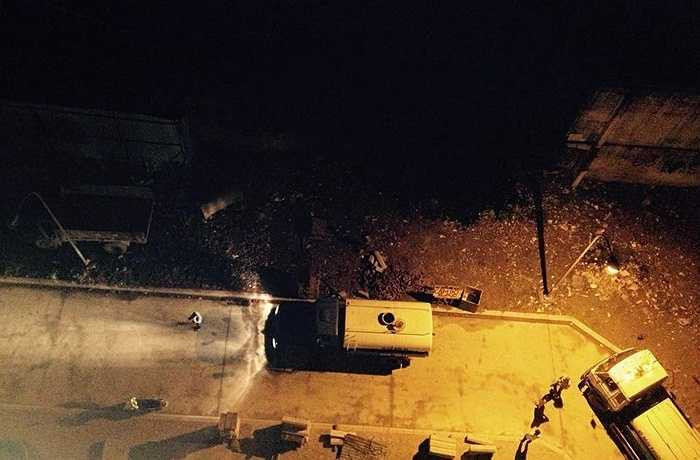 Mới đây, Công ty nước Hoàng Mai đã tiến hành kiểm tra tổng thế hệ thống cấp nước của Khu chung cư 250 Minh Khai và đưa ra kết luận. Theo đó, việc thiếu nước vào ngày 6/4 là do van DN100 sau cụm đồng hồ tổng thuộc quản lý của chủ đầu tư đã bị hỏng,