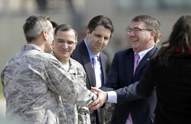 Bộ trưởng Quốc phòng Mỹ Ashton Carter (đeo kính) vừa hạ cánh xuống sân bay ở Seoul
