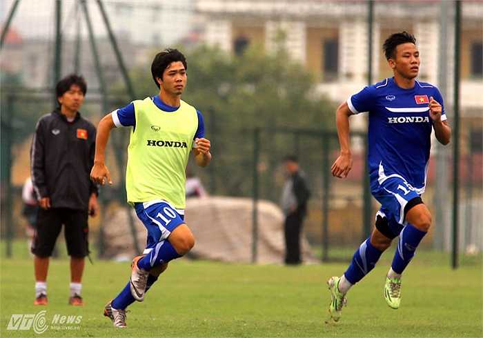 Công Phượng và Quế Ngọc Hải cùng chạy đua trên sân tập của U23 Việt Nam.