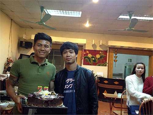 Công Phượng rạng ngời mừng sinh nhật đàn anh Mạnh Hùng. Ngoài đời Công Phượng và Mạnh Hùng chơi khá thân.