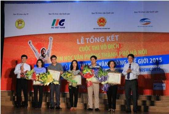 Thí sinh đạt Giải Nhất ba nội dung nhận Giấy khen và phần thưởng từ Ông Phạm Xuân Tiến – Phó GĐ Sở GD&ĐT Hà Nội (ngoài cùng bên phải) và Ông Đoàn Hồng Nam – Chủ tịch IIG Việt Nam (ngoài cùng bên trái)