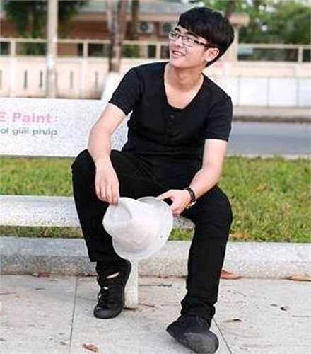 Nhờ những nét giống nhau đến từng chi tiết mà biệt danh 'Bản sao Bùi Anh Tuấn' được cộng đồng mạng ưu ái đặt cho hot boy Trần Anh Quân.
