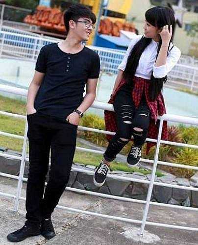 Sinh ra trong gia đình không có ai làm nghệ thụât nhưng Anh Quân luôn tham gia tích cực các họat động nghệ thụât để thực hiện cho những dự định nghệ thụât trong tương lai.