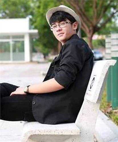 Cậu bạn này chia sẻ: 'Khi đuợc ví là bản sao của ca sỹ Bùi Anh Tuấn mình rất vui vì có thêm nhiều bạn mới kết bạn, làm quen'.