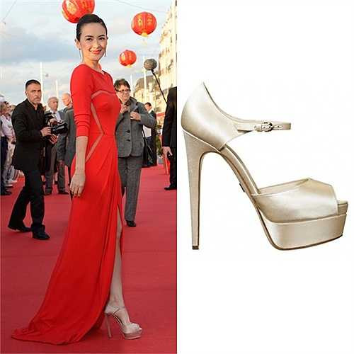 Một đôi Brian Atwood 'Tribeca' khác có màu sắc nhẹ nhàng giúp người đẹp Ngọa hổ tàng long ăn gian chiều cao trên thảm đỏ. Cô phối cùng trang phục Elie Saab màu đỏ duyên dáng.