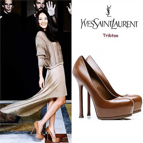 Ngoài Louboutin, Brian Atwood..., mỹ nhân cũng yêu thích thương hiệu giày Yves Saint Laurent. Cô sở hữu một đôi màu nâu dòng 'Tribtoo' cao 14 cm. Quý cô Hoa ngữ kết hợp cùng trang phục màu trung tính để tạo sự hài hòa.